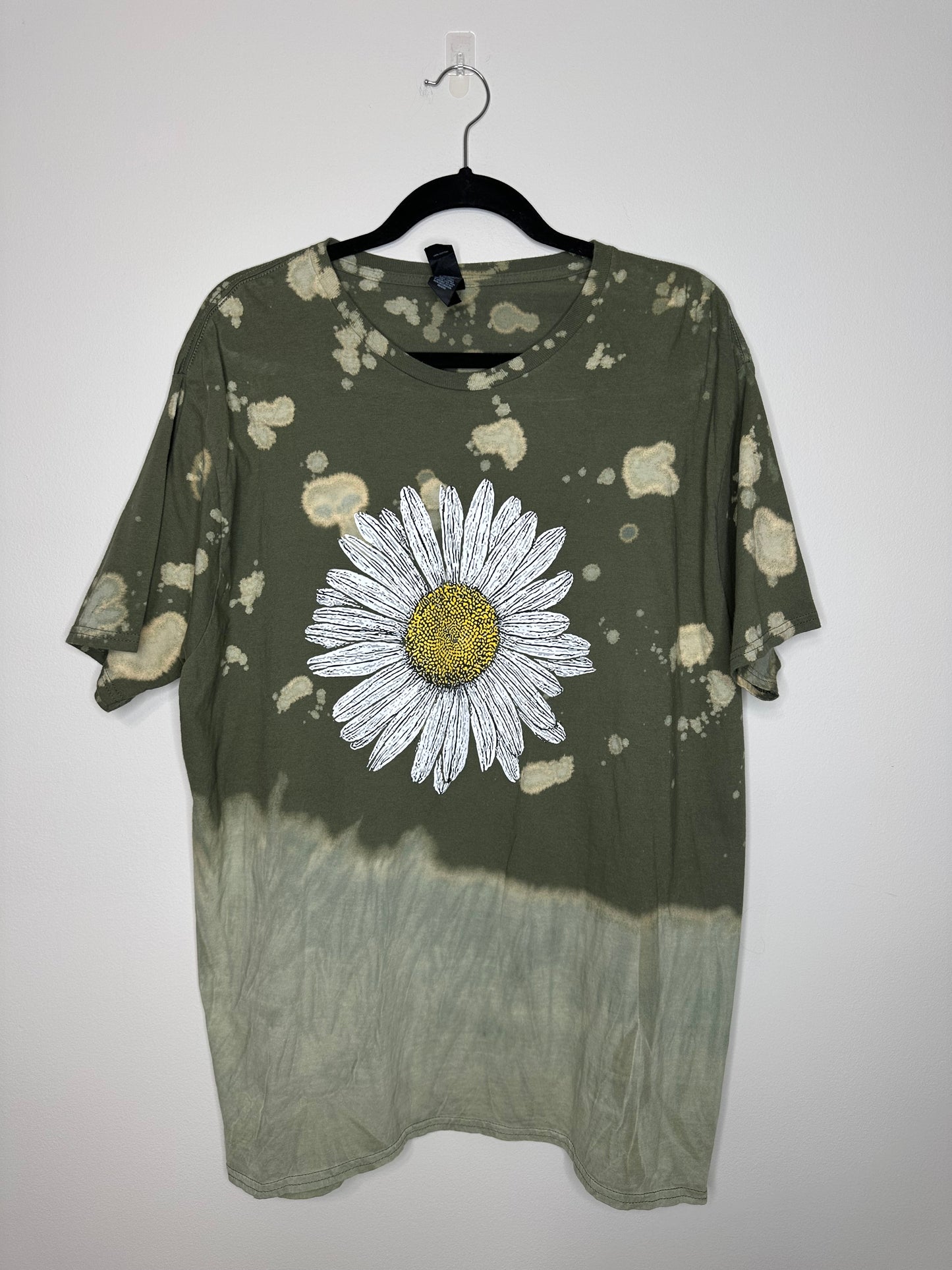 2XL Daisy, Upcycled, Bleached T-Shirt